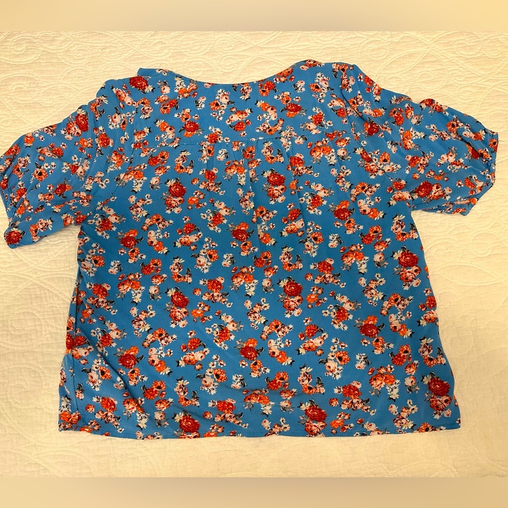 Lucky Brand button front V-neck floral blouse shirt